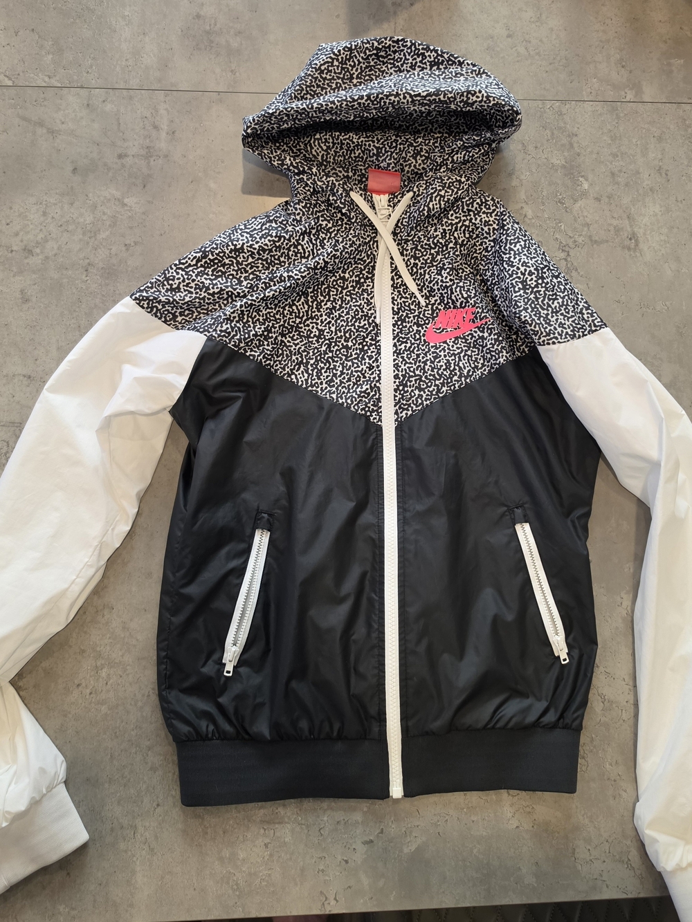Nike women’s lightweight hooded windbreaker jacket, size Small.